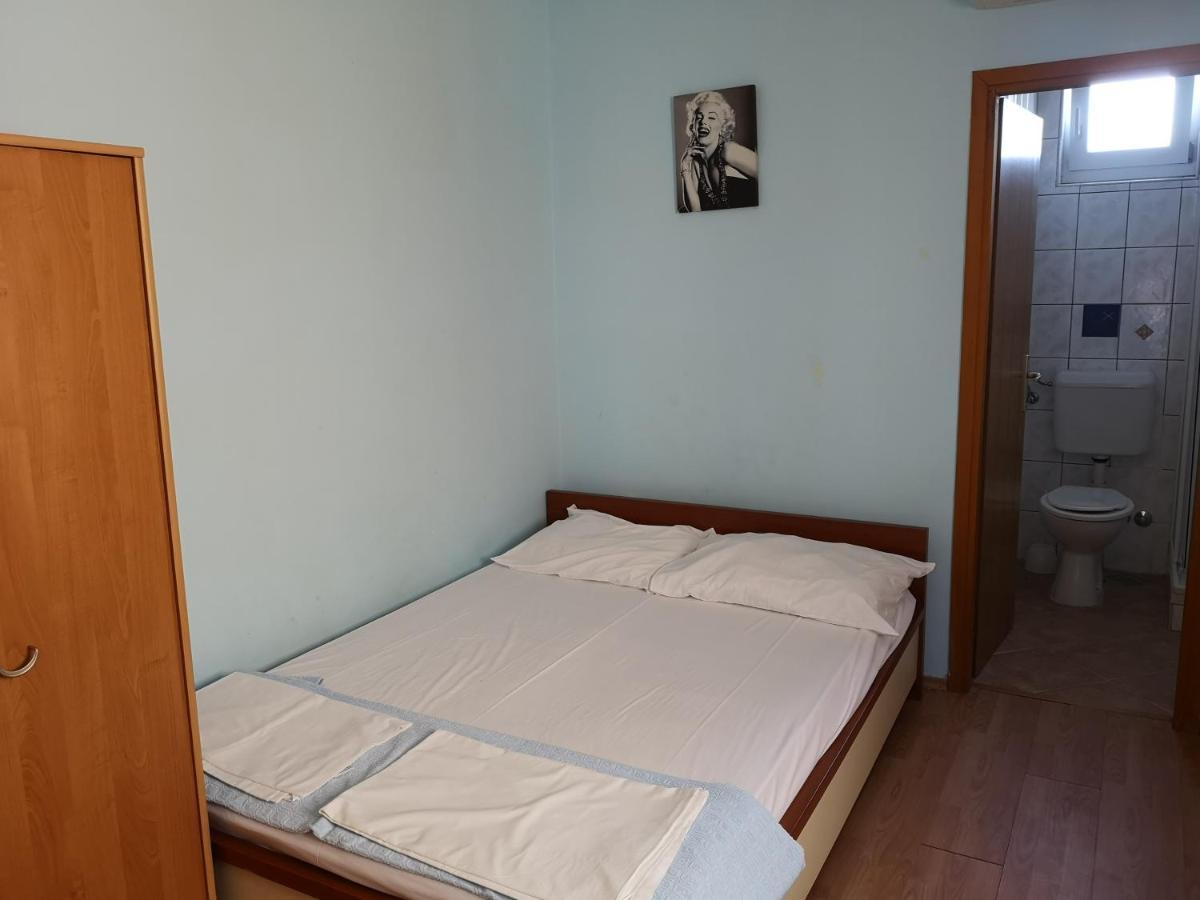 Apartments With A Parking Space Lopar, Rab - 16680 Екстериор снимка